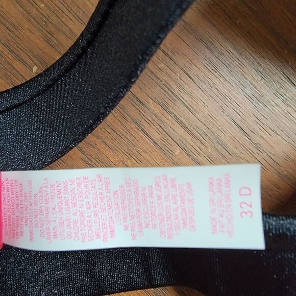 VICTORIA'Sâ
SECRETâPUSH-UPâ
SWIMÂ TOP - Picture 7 of 9